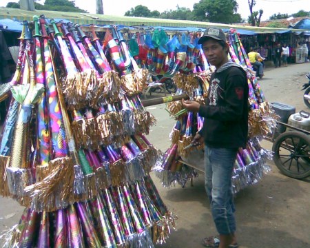 Jelang Tahun Baru, Penjual Terompet Menjamur di Pangandaran