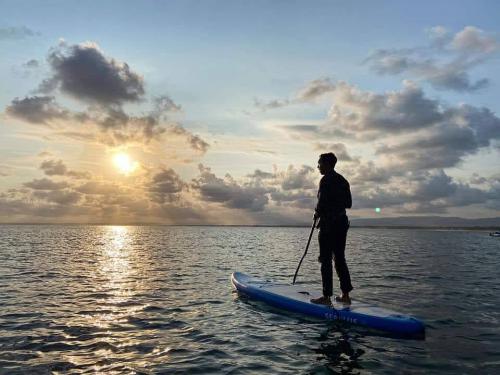 Menikmati Keindahan Pantai Barat Pangandaran dengan Paddle Board