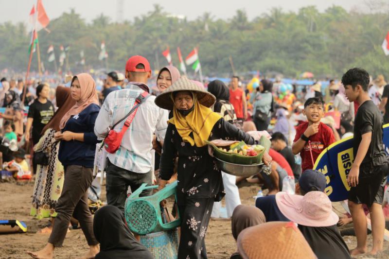 Menikmati Rujak Petis di Pantai Barat Pangandaran