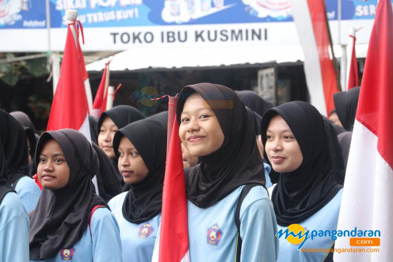 Kirab Bendera Merah Putih 1000 Meter di Batukaras Pangandaran