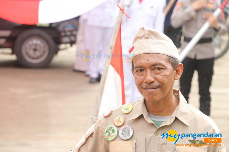 Kirab Bendera Merah Putih 1000 Meter di Batukaras Pangandaran