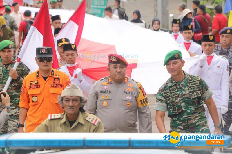 Kirab Bendera Merah Putih 1000 Meter di Batukaras Pangandaran