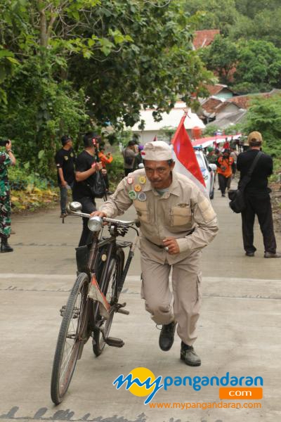 Kirab Bendera Merah Putih 1000 Meter di Batukaras Pangandaran