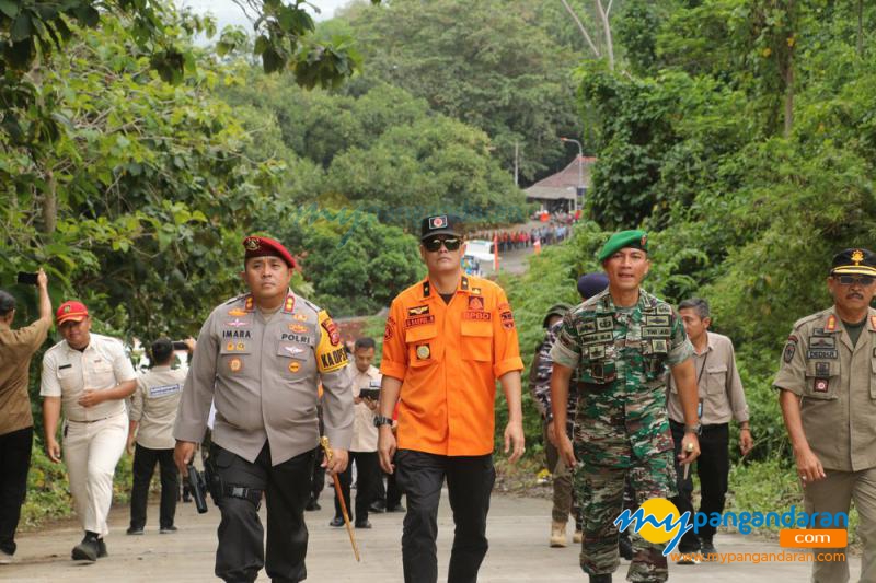 Kirab Bendera Merah Putih 1000 Meter di Batukaras Pangandaran