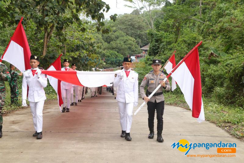 Kirab Bendera Merah Putih 1000 Meter di Batukaras Pangandaran