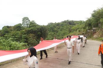 Kirab Bendera Merah Putih 1000 Meter di Batukaras Pangandaran