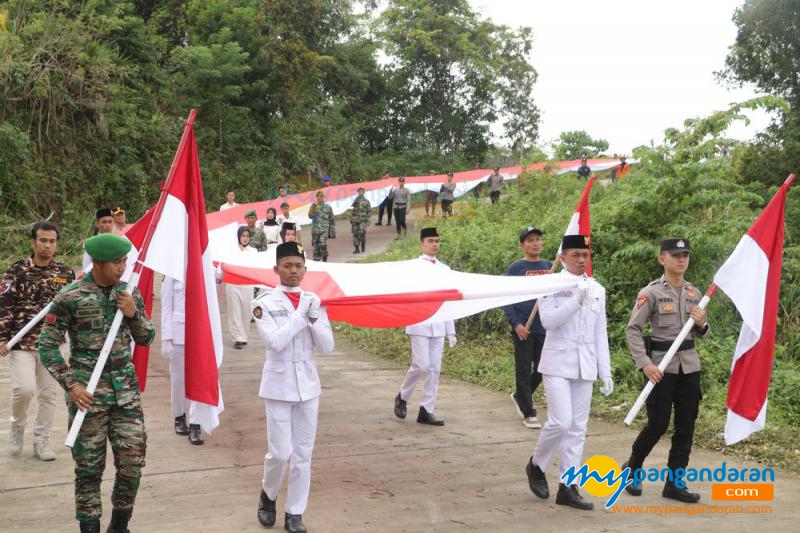 Kirab Bendera Merah Putih 1000 Meter di Batukaras Pangandaran