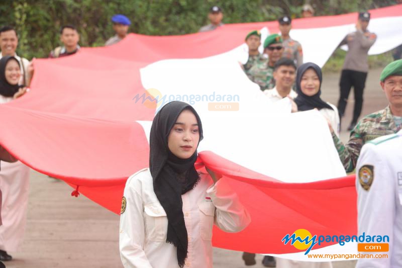 Kirab Bendera Merah Putih 1000 Meter di Batukaras Pangandaran