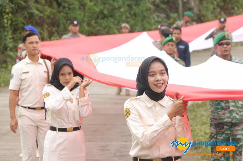 Kirab Bendera Merah Putih 1000 Meter di Batukaras Pangandaran