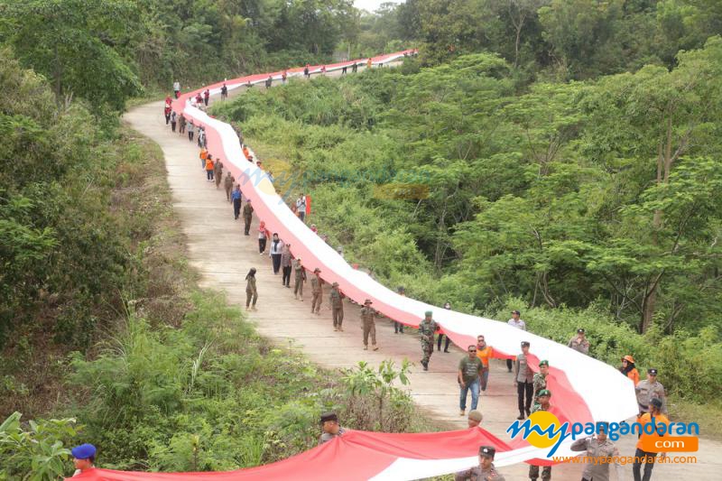 Kirab Bendera Merah Putih 1000 Meter di Batukaras Pangandaran