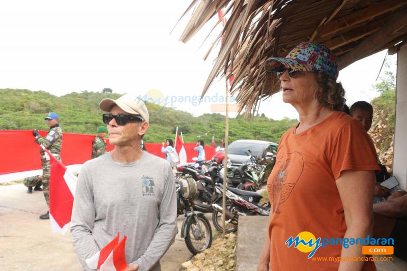 Kirab Bendera Merah Putih 1000 Meter di Batukaras Pangandaran