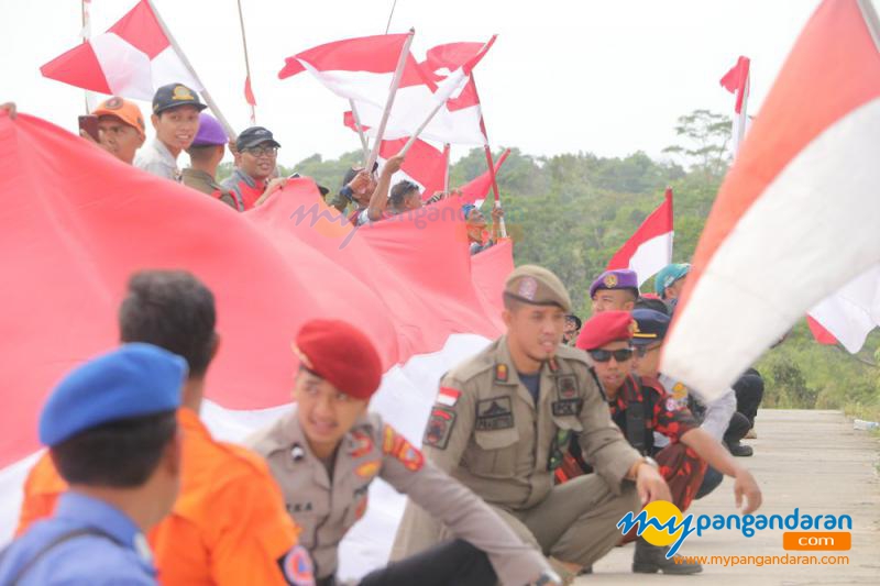 Kirab Bendera Merah Putih 1000 Meter di Batukaras Pangandaran