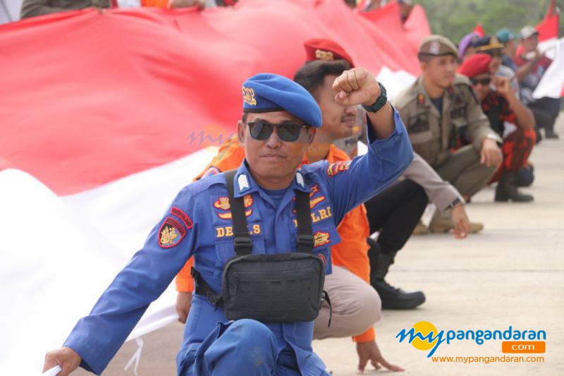 Kirab Bendera Merah Putih 1000 Meter di Batukaras Pangandaran