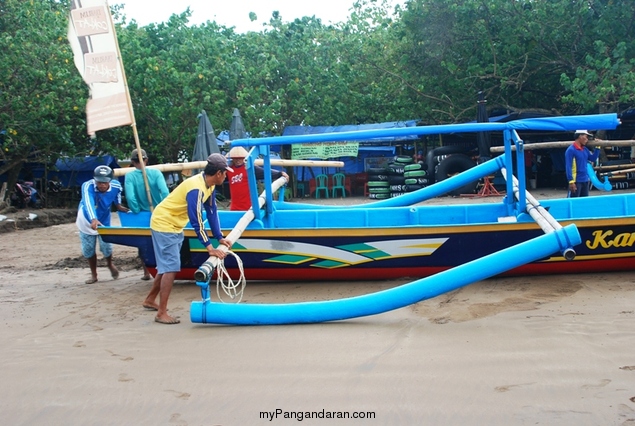 Memotret Kebersamaan Tukang Ngegoh Perahu di Pangandaran