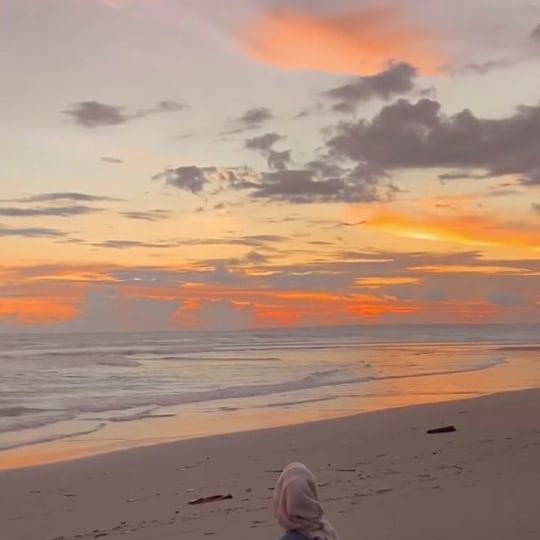 Pangandaran lagi hujan nih,, 
Bakal gak nemu sunset seindah ini sore ini sepertinya 😌
. 
. 
. 
. 
🔄 iisnoeraisyah 
📍 ...