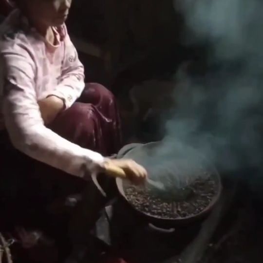 Sore-sore enaknya ngapain? Giling kopi coy. Di Pangandaran ada sosok yang begitu nyentrik. Wa Eli namanya. Begitu bicara soal kopi, ...