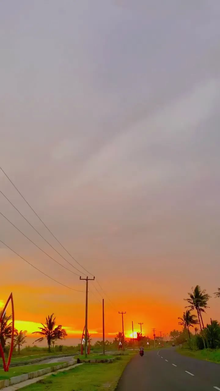 Vibes sunset di sepanjang jalan 