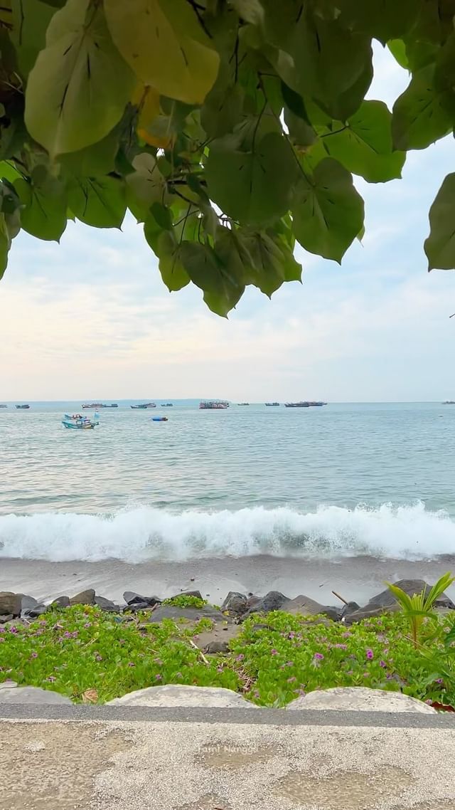 Sebenarnya lebih enak tinggal di kota apa di kampung sih?           ...