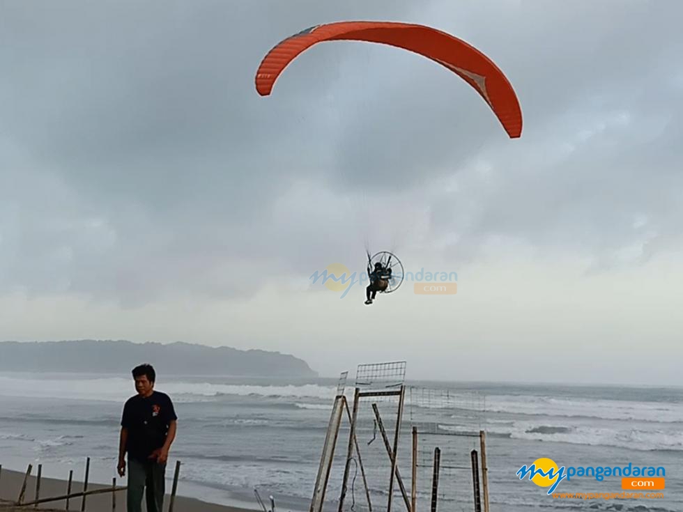 Atraksi Paramotor Mengudara di Pantai Pangandaran, Menikmati Terbang Tanpa Ketinggian