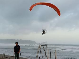 Atraksi Paramotor Mengudara di Pantai Pangandaran, Menikmati Terbang Tanpa Ketinggian