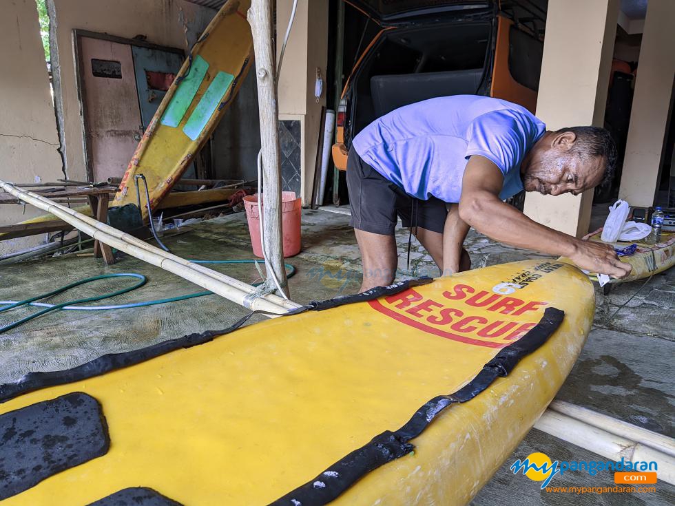 Potret Anggota Balawista Pangandaran Perbaiki Papan Longboard 