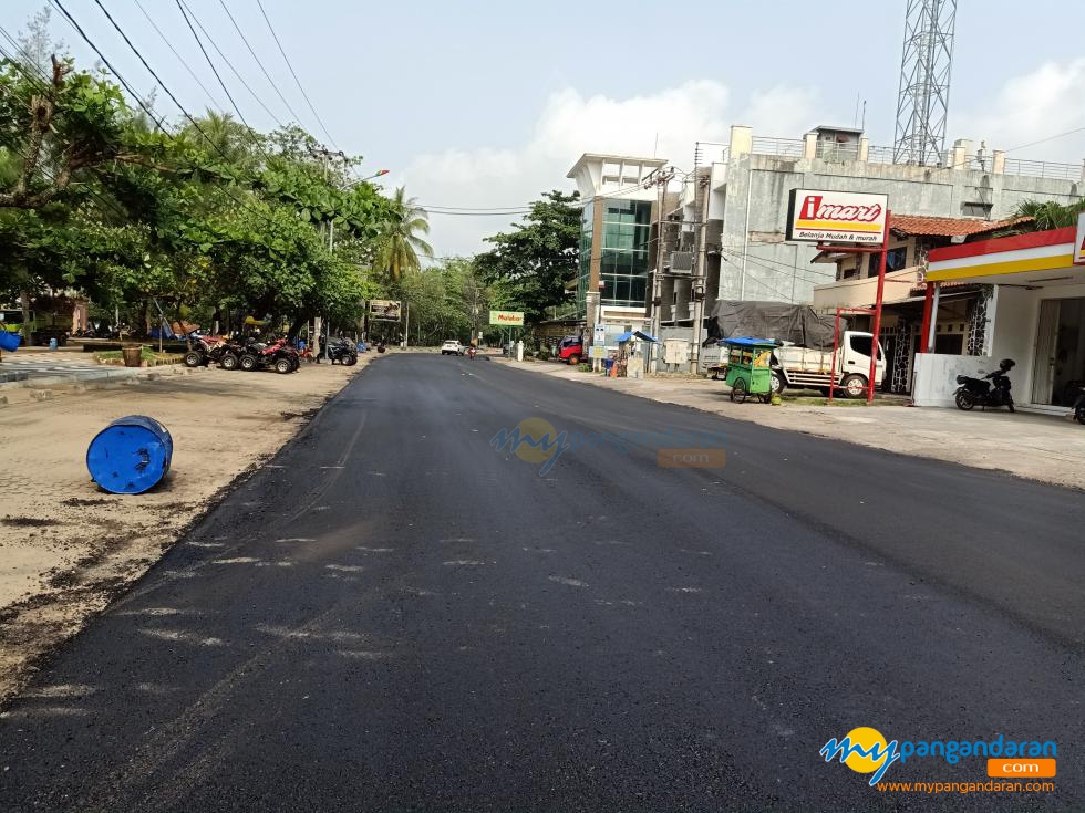 Potret Jalan Pantai Barat Pangandaran sedang Di Aspal 