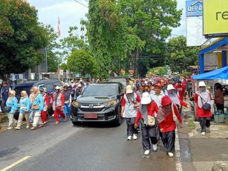 Potret Jalan Sehat Peringati HUT ke-79 PGRI Kab Pangandaran 