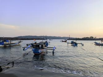 Potret Keindahan Sore di PPI Cikidang Pangandaran, Nelayan Bersiap Melaut