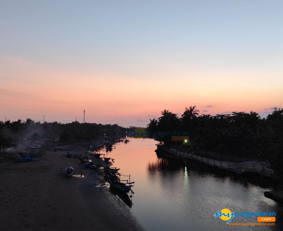 Potret Lembayung Senja Dari Jembatan Merah Cikidang Pangandaran