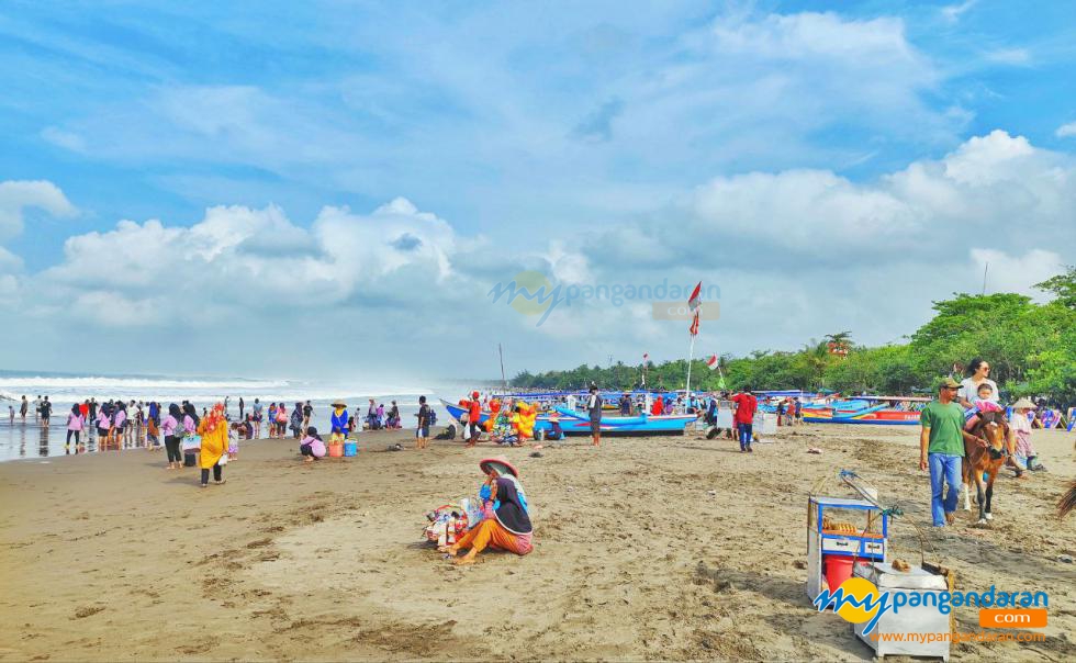 Potret Pantai Barat Pangandaran di Weekend Awal Oktober