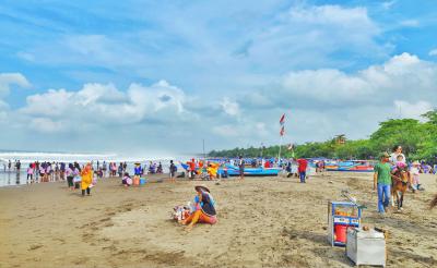 Potret Pantai Barat Pangandaran di Weekend Awal Oktober