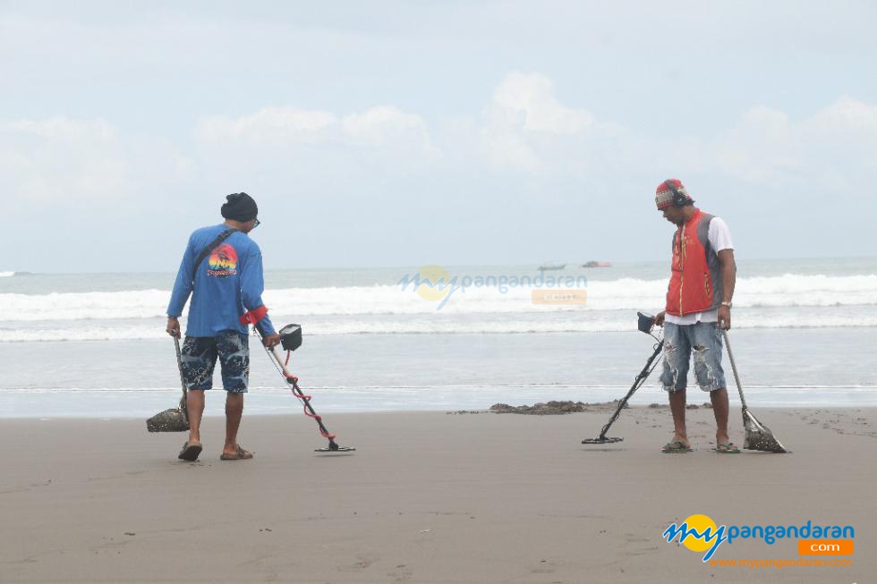 Potret Para Pencari Harta Karun di Pantai Barat Pangandaran 