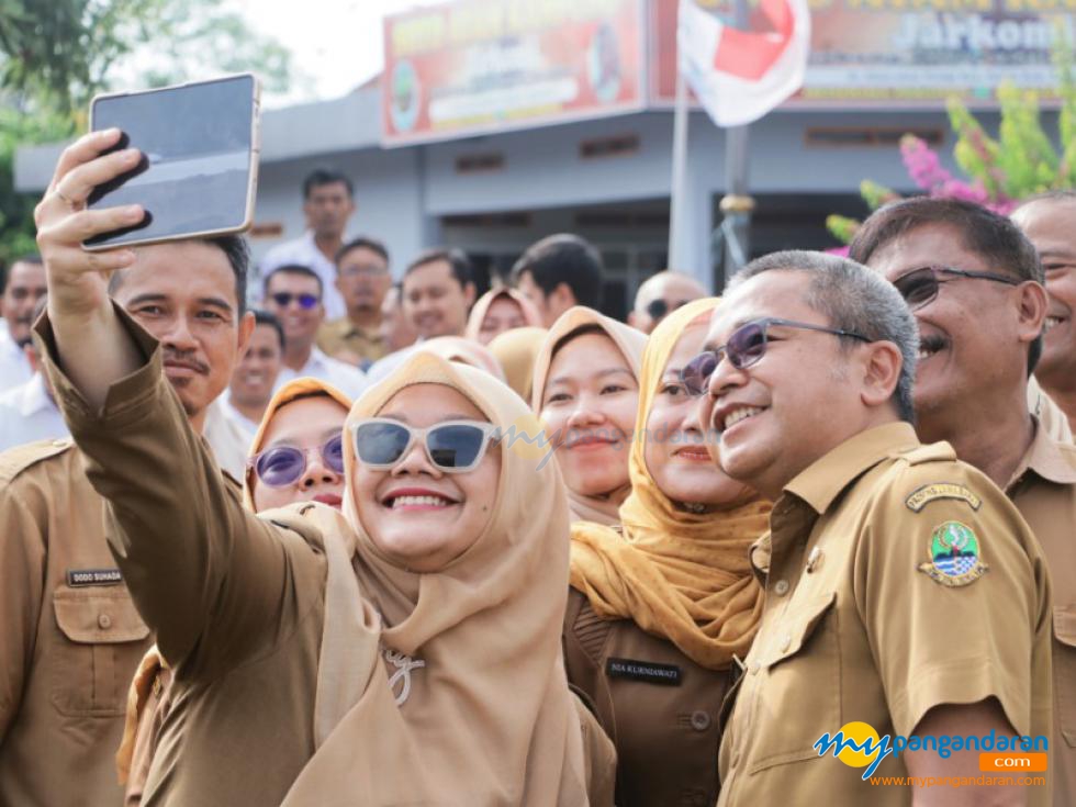 Potret Pegawai Pemda Pangandaran berfoto bersama Pj. Bupati Benny Bachtiar 