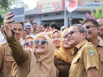 Potret Pegawai Pemda Pangandaran berfoto bersama Pj. Bupati Benny Bachtiar 