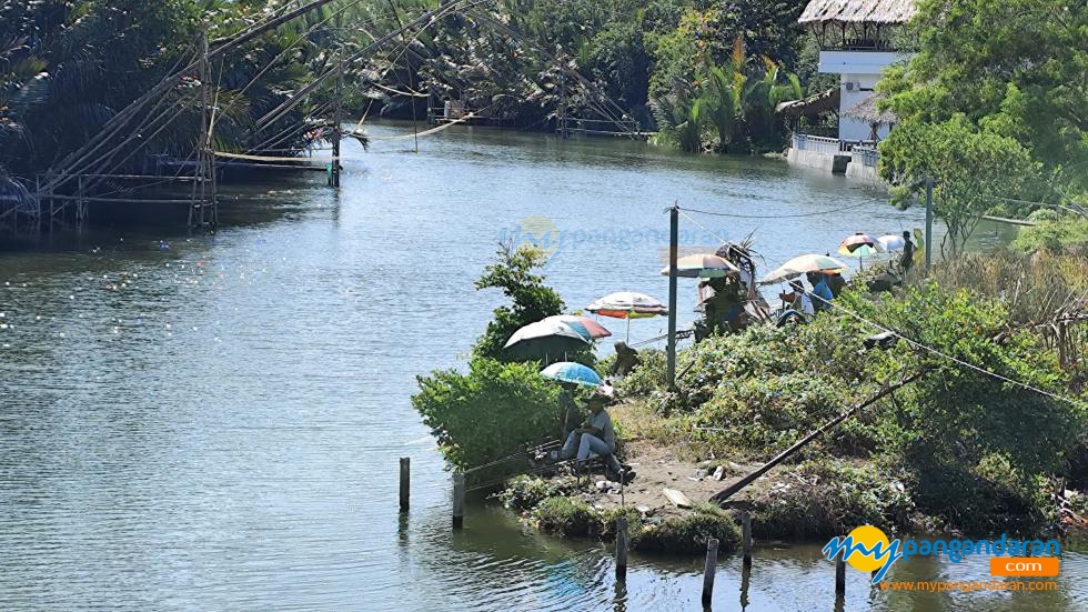 Potret Pemancing Ikan Belanak di Muara Karang Tirta Pangandaran 