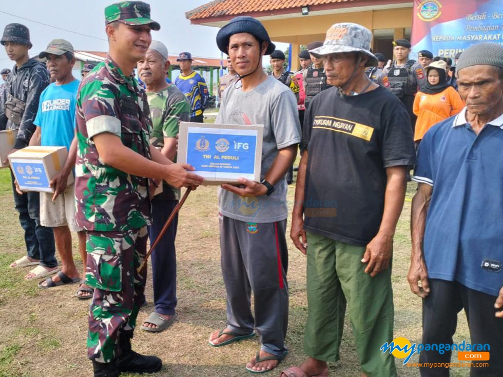 Potret Pembagian Sembako Kepada Nelayan Pangandaran dalam Rangka Peringatan Hari Armada RI 2024