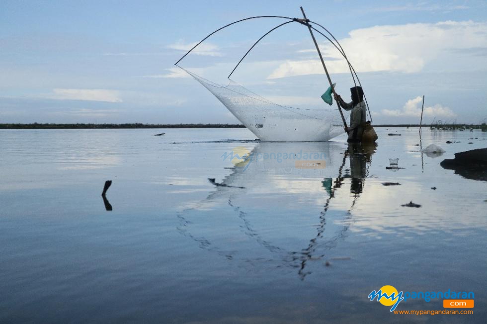 Potret Pencari Ikan di Muara Sungai Karangtirta Pangandaran
