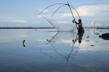 Potret Pencari Ikan di Muara Sungai Karangtirta Pangandaran