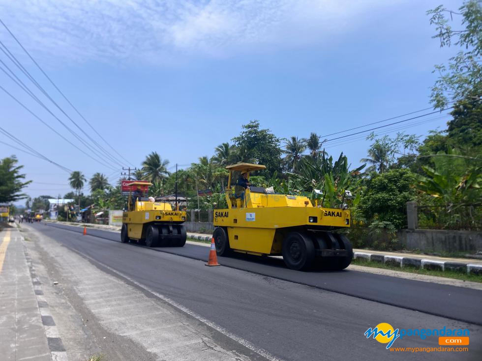 Potret Pengaspalan Jalan Raya Babakan Pangandaran 