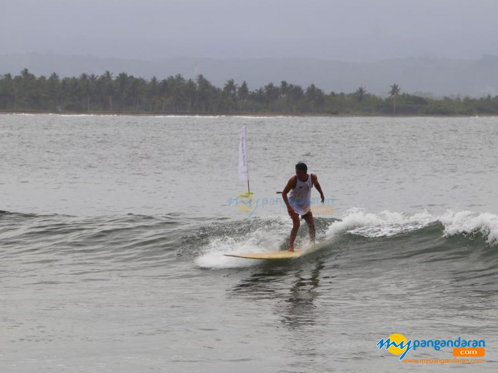 Potret Peselancar di Pantai Batukaras Pangandaran