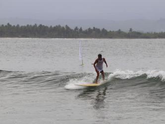 Potret Peselancar di Pantai Batukaras Pangandaran