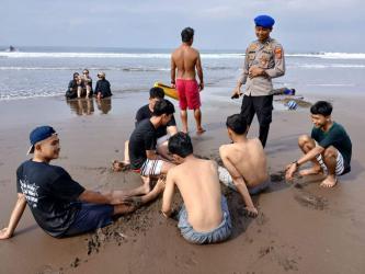 Potret Petugas Pantai Pangandaran Saat Patroli Keselamatan 