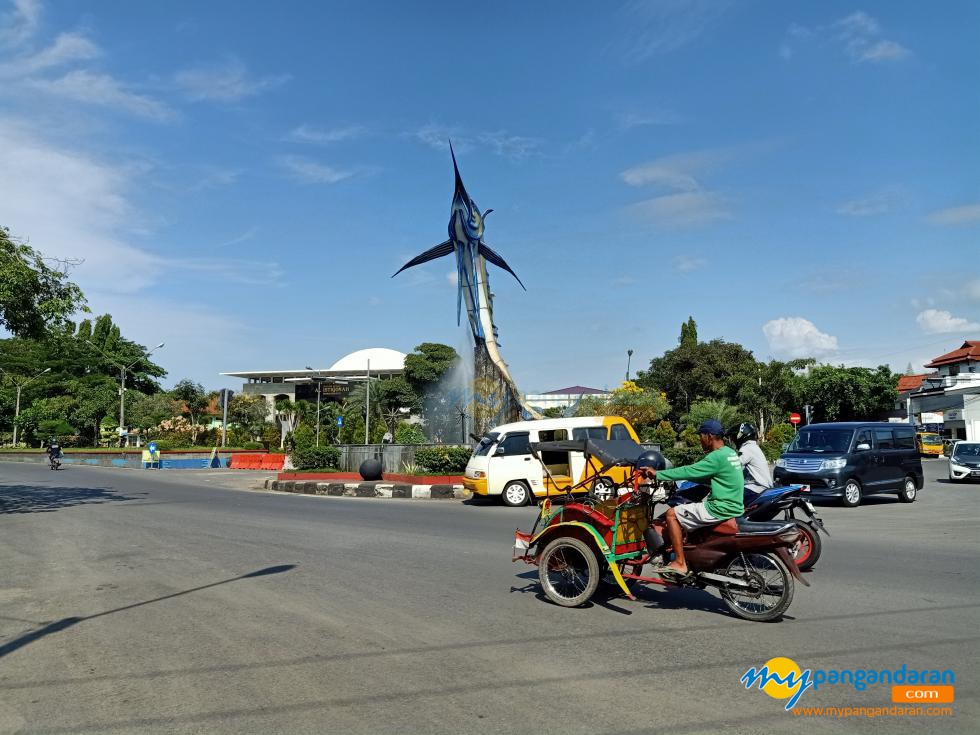 Potret Tugu Ikan Marlin Pangandaran Saat Cuaca Cerah