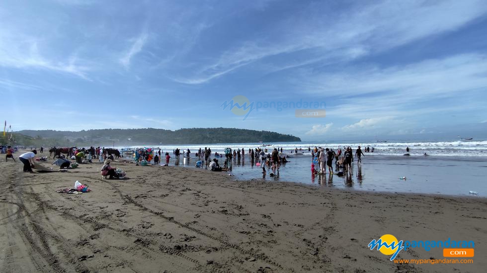 Potret  Weekday Pantai Barat Pangandaran