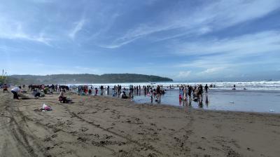 Potret  Weekday Pantai Barat Pangandaran